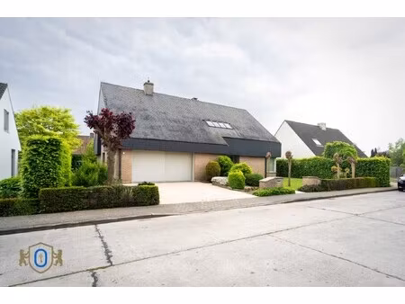 vrijstaande 4-slpkr woning met tuin & garage