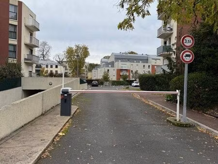 place parking sécurisé proche gare