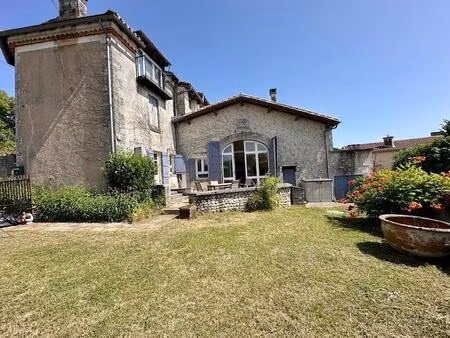 belle maison en pierre avec vue sur la campagne