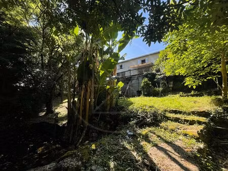 maison spacieuse avec un jardin paisible