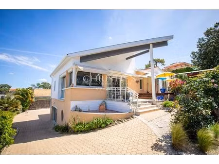 bien rare : royan villa d’architecte avec studio indépendant et aperçu mer