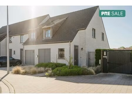 recente halfopen hoekwoning met 3 slaapkamers in rollegem