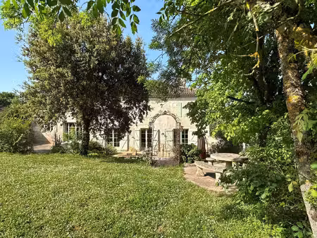 maison de hameau en pierre avec piscine