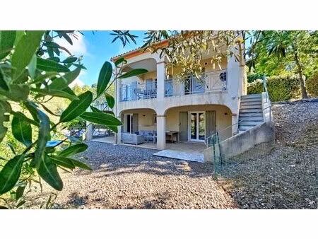 villa avec piscine et jacuzzi