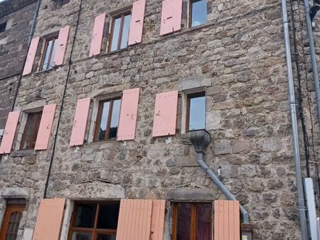 immeuble de rapport de 160 m2 en pierres et composé de trois appartements au coeur du...