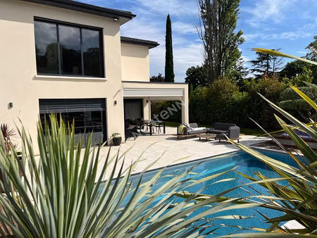 maison contemporaine récente quartier privilégié piscine calme