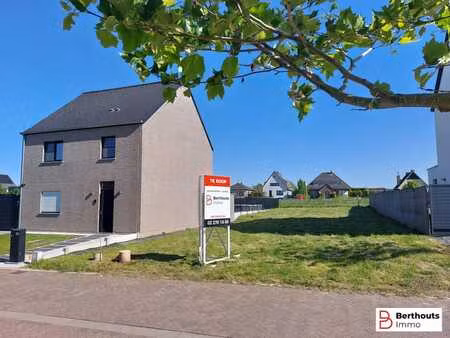 terrain à bâtir idéalement situé pour une maison 3 façades