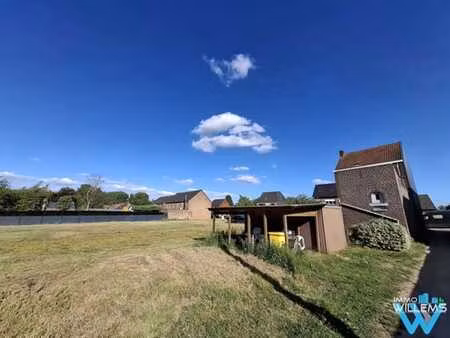 maison à rénover avec 2 chambres sur un magnifique terrain