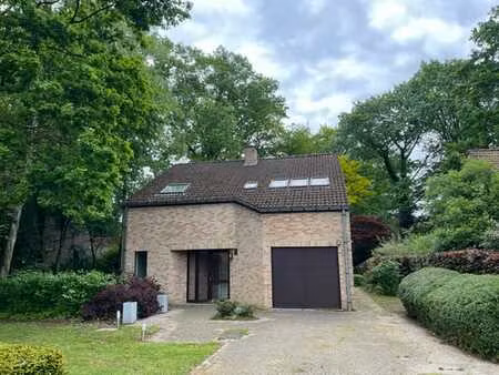 une maison récente dans la zone du parc de hoog linden