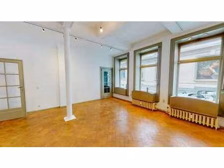porte de namur : charmant rez commercial de +/-50m2