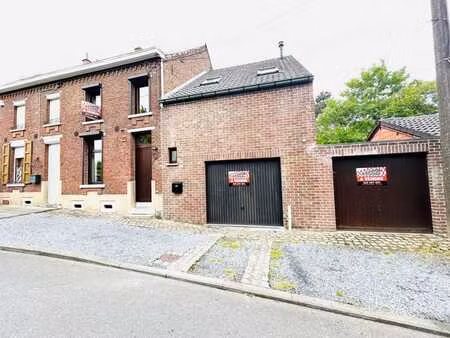 au coeur du village  agréable maison 3 chambres  2 garages.
