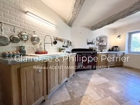 exclusivité - exceptionnelle maison au cœur du village de sillans-la-cascade