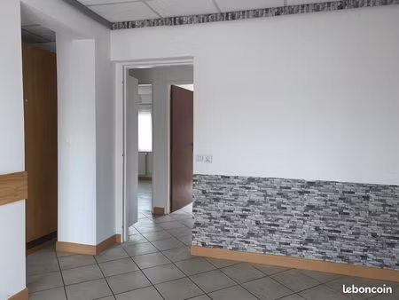 f3 au rdc avec jardin  cuisine équipée et garage