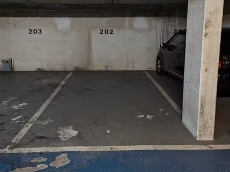 parking/box 12 m² paris