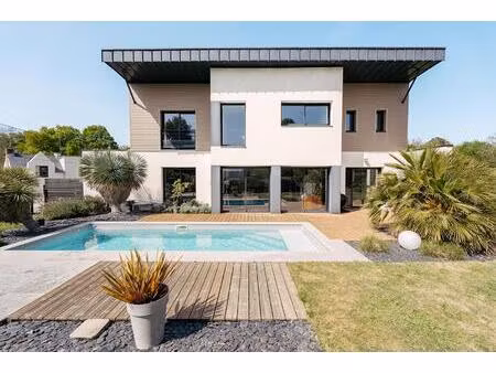 maison d'architecte avec piscine et jardin paysager