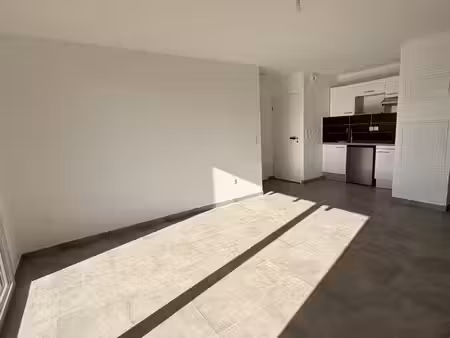 louer appartement t2 neuf en copropriété avec balcon et park