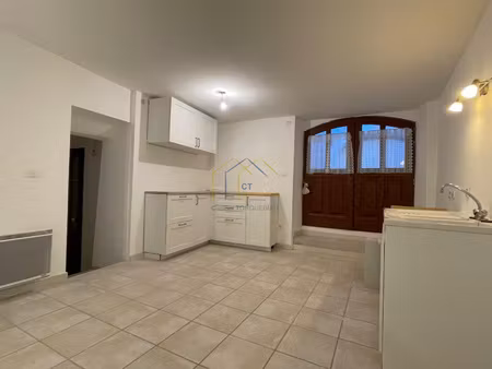 a louer grand studio de 45 m2 en rez-de-chaussée