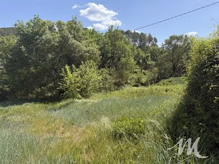 terrain constructible de 2039 m² à barjols