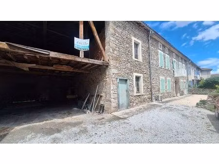 belle batisse en pierre entiérement rénovée de 245 m²  grange et terrain.