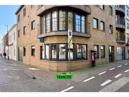 espace de bureau idéalement situé avec garage au cœur de ee…