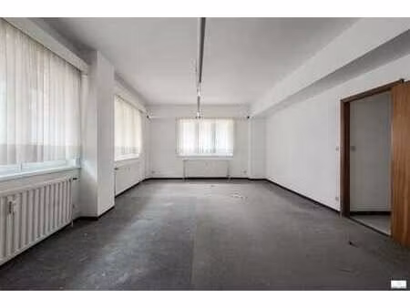 espace de bureau au rez-de-chaussée et espace de stockage su