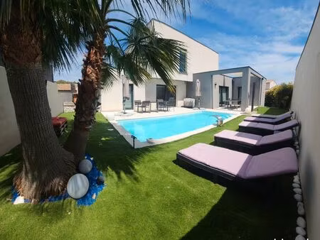 élégante villa contemporaine avec piscine chauffée et prestations haut de gamme aux portes