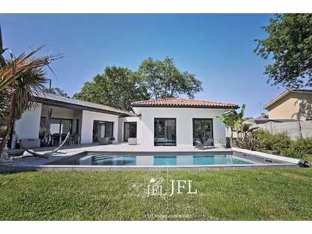 villa contemporaine avec piscine  appartement indépendant