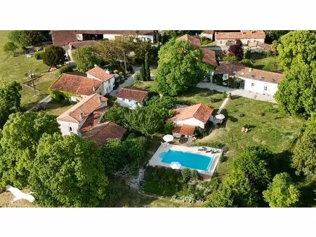 superbe charentaise avec ¨piscine entouree de 3 gïtes