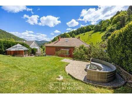 maison rénovée bordée d'un ruisseau au pied du petit ballon