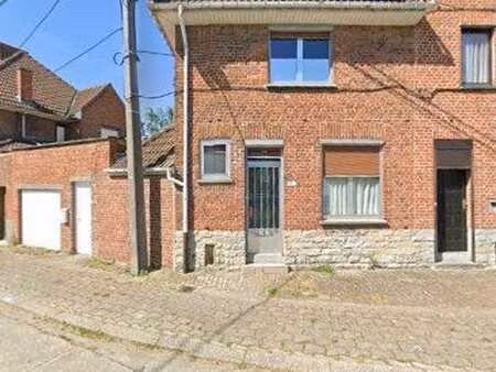 maison de ville avec beau potentiel à rafraichir