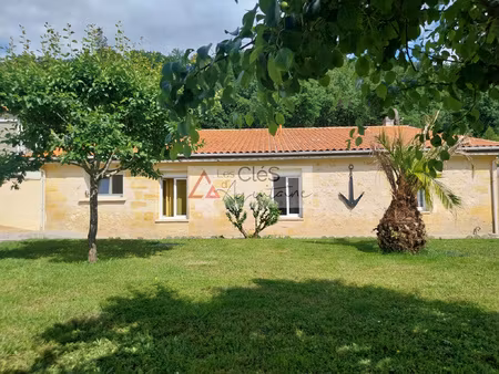 maison en pierre avec jardin