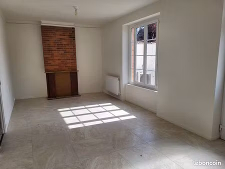 maison f4 refaite à neuf avec cour fermée