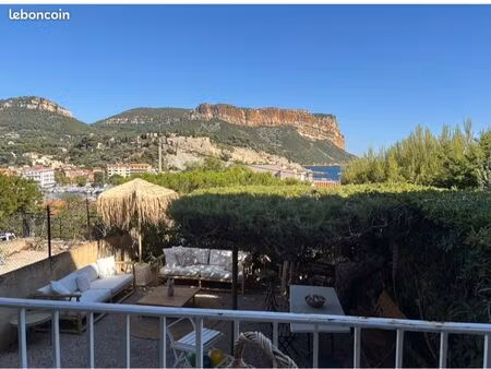 jardin  parking sécurisé  à 2 minutes à pied du port de cassis