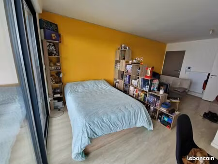 studio lumineux avec balcon