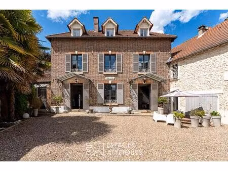maison de charme rénovée avec dépendance et jardin au coeur du village