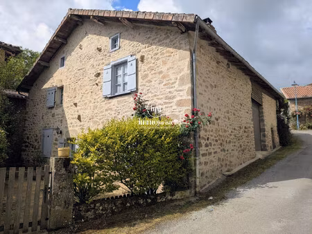 maison en pierre avec cour et grange attenante