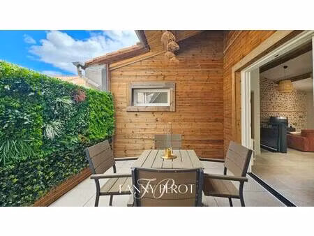 maison de village remarquablement rénovée avec terrasse et grand garage
