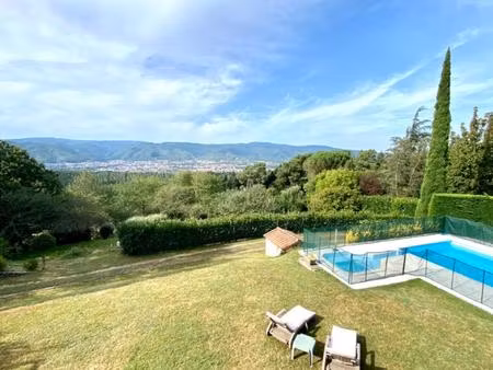 villa avec terrain  piscine et dépendances