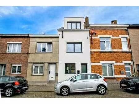 maison remise à neuf avec jardin et parking