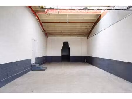 unité commerciale avec porte d'entrée et bureau attenant