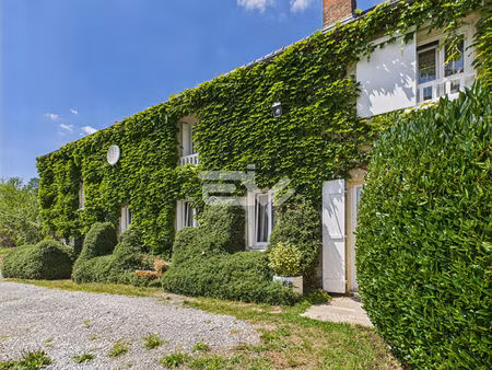 charmante longère avec un beau et grand terrain clos paysagé