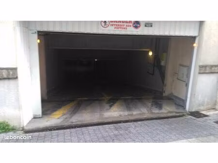 garage box fermé hyper centre la rochelle (arsenal  vieux port) dans un parking sécurisé e