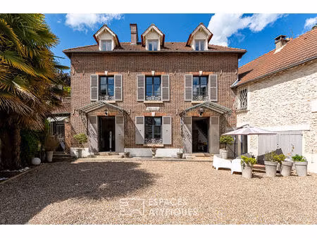 maison de charme rénovée avec dépendance et jardin au coeur du village