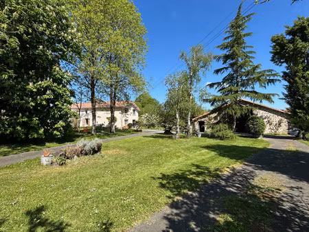 charmant ensemble immobilier  2 logements  247 m²  7 chambres et dépendances sur 4 ha joli