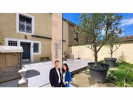 maison - chambres - mezzanine - terrasse - garage - places de stationnement - au cœur du v