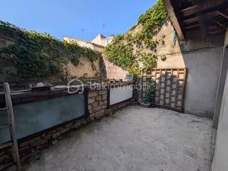 bâtisse en pierre à fort potentiel avec garage  cours et terrasse
