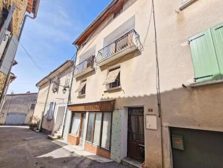 maison de village avec balcons