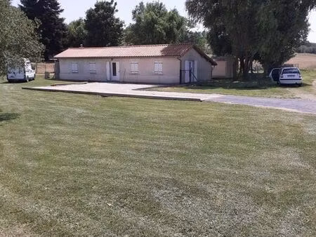 a louer petite maison de plain pied de 63 m2 avec beau jardin située à baignes sainte rade