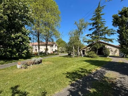 charmant ensemble immobilier  2 logements  247 m²  7 chambres et dépendances sur 4 ha...