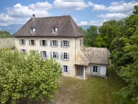 en isère  aux portes de la vallée bleue et du parc naturel de la chartreuse  une maison...